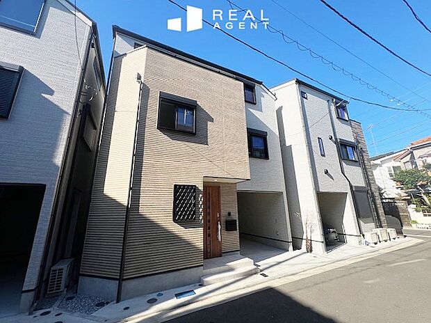 堂々完成しました!
海と駅が徒歩8分、便利で楽しい立地♪
建物完成、本日すぐご見学頂けます!
お気軽にご見学予約、お申し付け下さい!!