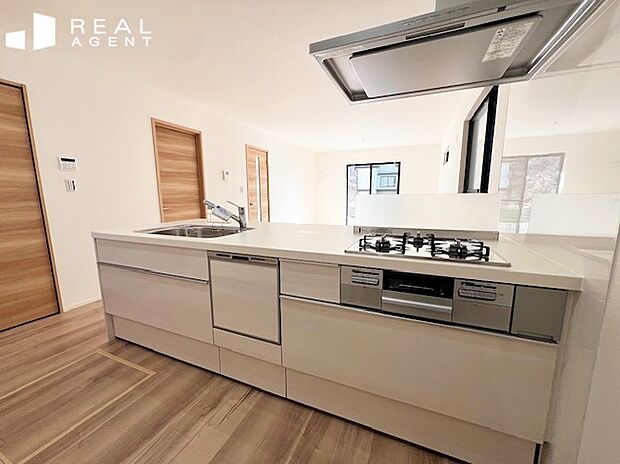 『キッチン』
リビングで過ごすご家族とコミュニケーションが取りやすく、孤立感のないキッチンスペースです♪