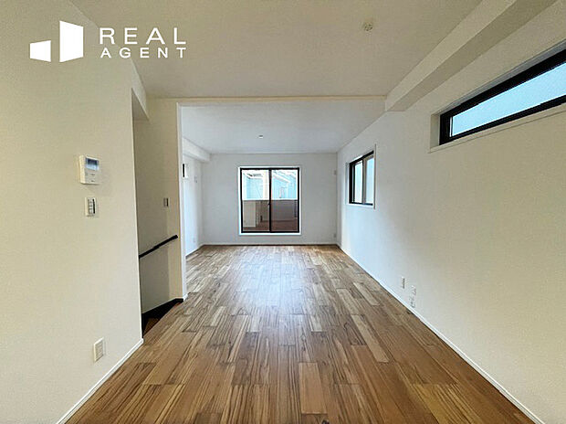 『リビング』
17帖のLDK。北西バルコニーは外の自然の明るさを取り込む、過ごしやすい空間。フローリングは天然銘木の自然の風合いが楽しめるチークの突板を採用。