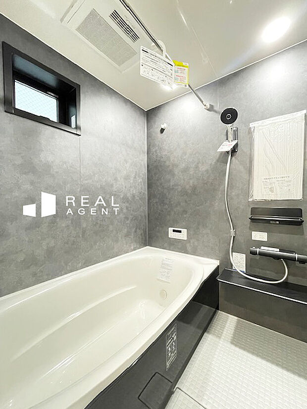 『A号棟浴室』
落ち着いたカラー採用で1日の疲れをしっかり癒してくれる空間となっています