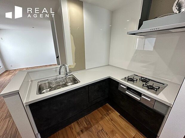 L字型の食器洗浄乾燥機付きキッチンは、最小限の動線で家事効率◎
