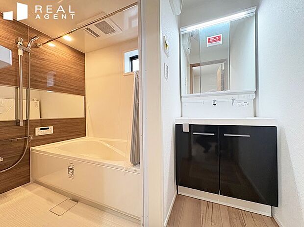 『B号棟洗面化粧台』
広めの洗面台で朝の支度をゆったりとできます。収納スペースも充分にご用意しております。