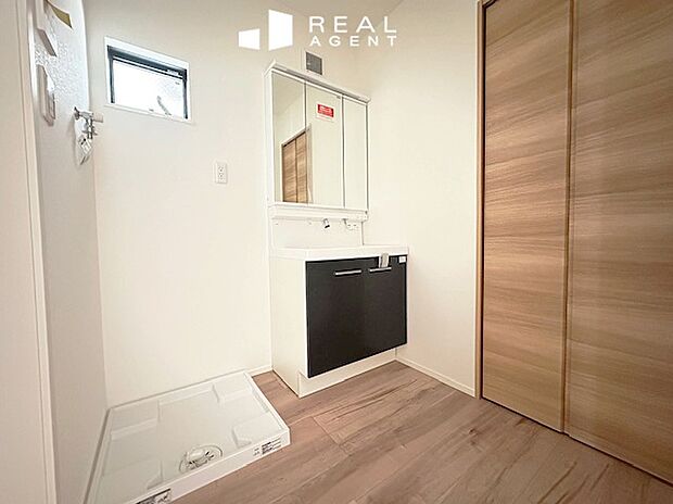 『A号棟洗面化粧台』
収納多数完備にてすっきりと綺麗な状態を保っていただけます!