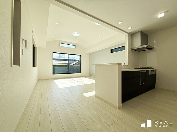 『2号棟リビング』
約18.7帖のLDK。3面採光で明るく暖かいご家族の憩いの場に。