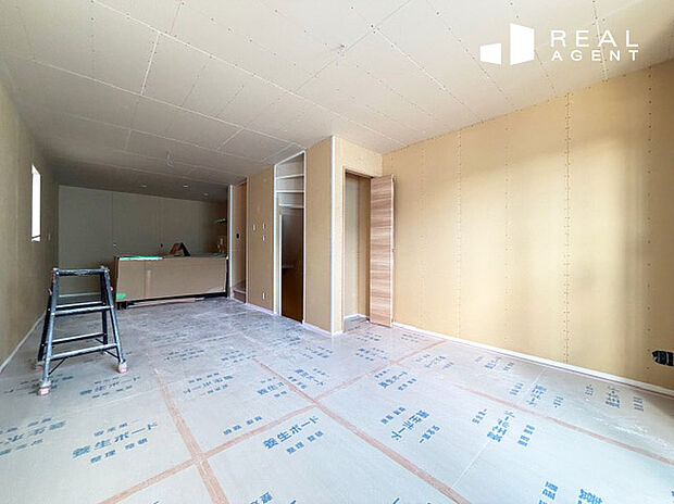 LDK約17.3帖のリビングルームです。南側バルコニーが隣接しており、陽当りにも恵まれる空間。