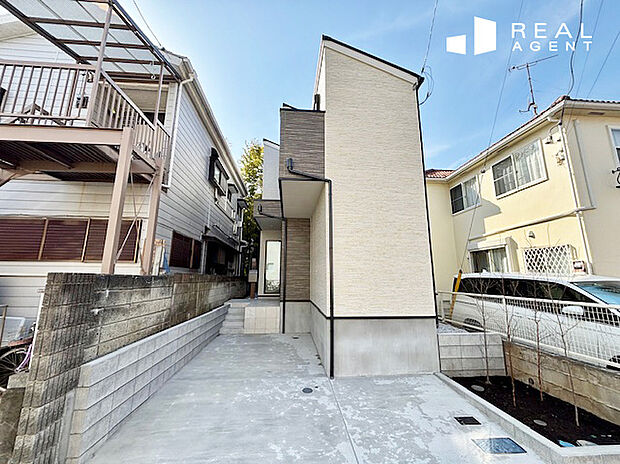 『現地撮影』
東側が道路、西側はひな壇で木々の緑。磯子六丁目、風致地区地区内につき住環境良好です。