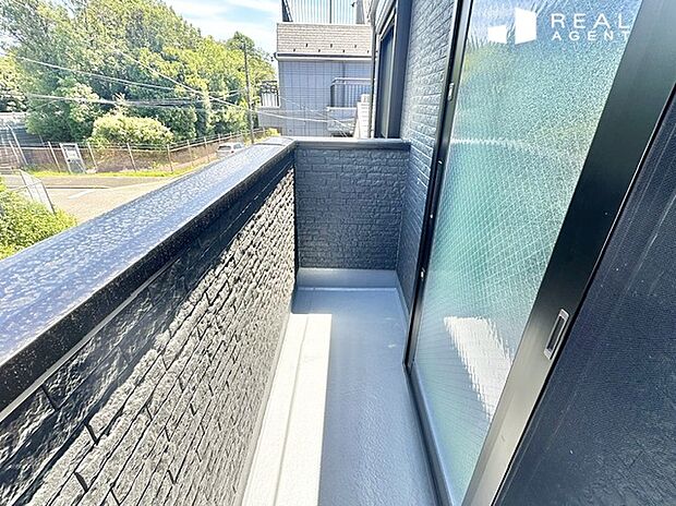 『バルコニー』
青空が広がる開放的な視界。風通しも良く気分転換のしやすい心地よいバルコニー。