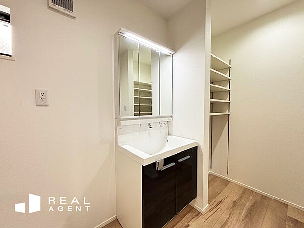 【A号棟洗面化粧台】LEDライトや３面鏡、細かな収納がついている洗面化粧台は朝の忙しい時間帯もストレスなく使用できます！