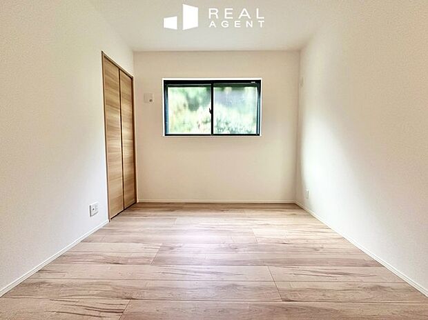 【洋室】ライフスタイルに合わせてお部屋のレイアウトを変更しやすいシンプルな内装。様々なテイストの家具とマッチします。