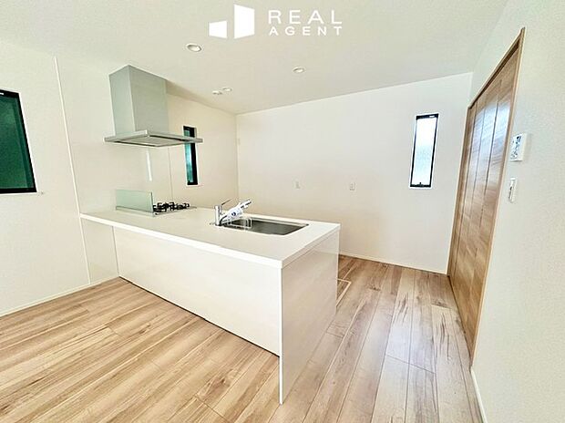 【キッチン】リビングを見渡せる対面式のキッチンでご家族とのコミュニケーションが捗るご家族思いな設計。
