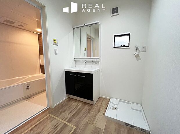 【洗面脱衣室】LEDライトや３面鏡、細かな収納がついている洗面化粧台は朝の忙しい時間帯もストレスなく使用できます！