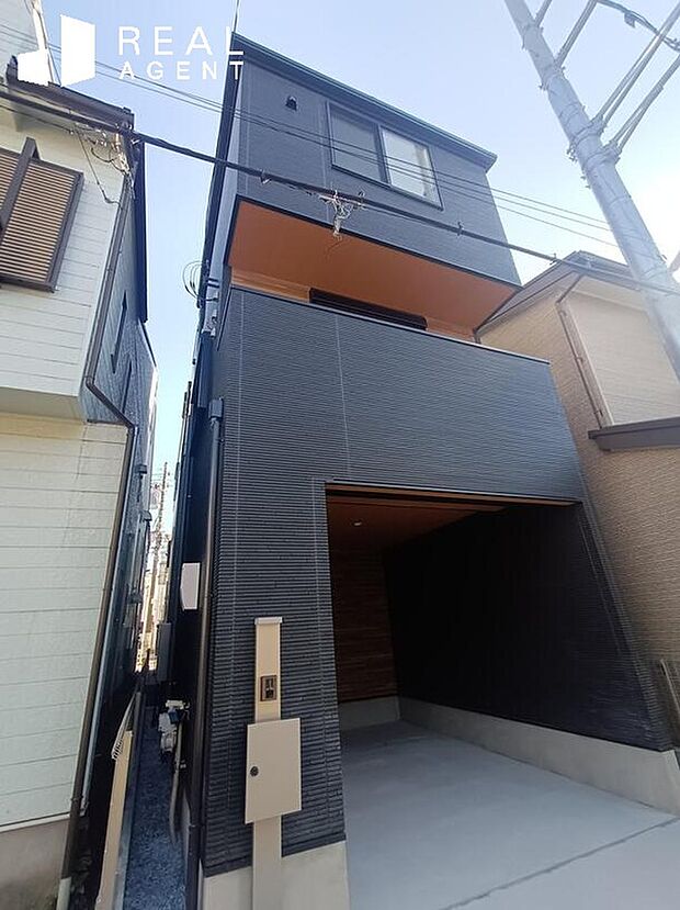 【現地撮影】シックな色味で、目を惹く魅力たっぷりの外観。居心地の良いお家で新しいライフスタイルを快適にお過ごしいただけるよう、しっかりとサポートさせて頂きます。