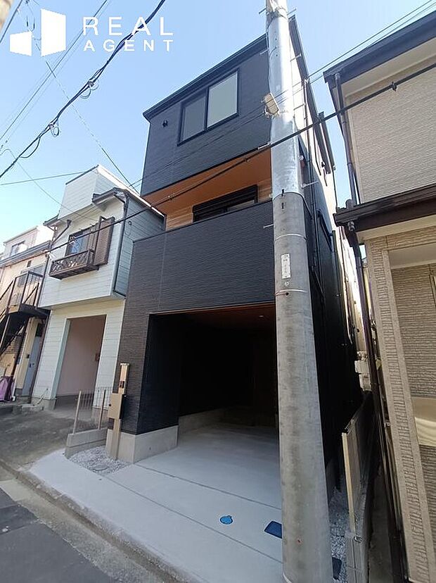 【現地前面道路】敷地と道路に高低差がないため車庫入れもスムーズ。道路舗装もしっかりされているため自転車やベビーカーもすいすい通行できて安全です。