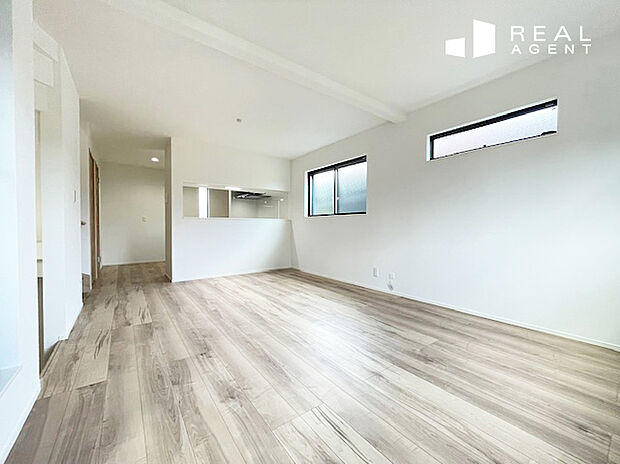 【B号棟リビング】上質な暮らしを育む自分たちだけの穏やかな空間。配置する家具により雰囲気は変幻自在です。