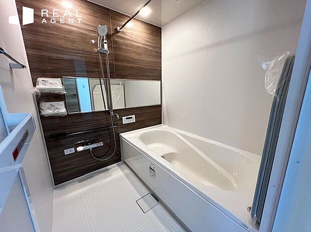 【バスルーム】浴室乾燥暖房機付きのバスルームは冬場のヒートショック対策、梅雨時期のお洗濯もの干しなどオールシーズン活躍します。
