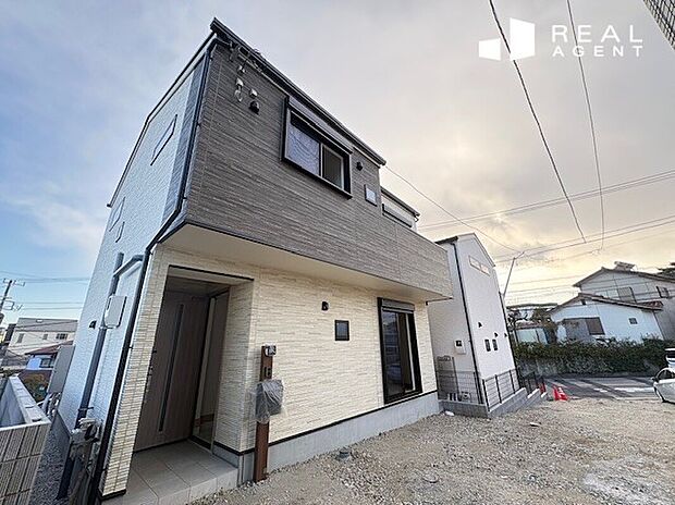 【現地前面道路】不動産をご購入する上で道路付けはとても重要です。方位も大切ですが、建築基準法上のどの様な道路なのか、しっかりとご説明をさせて頂きます。