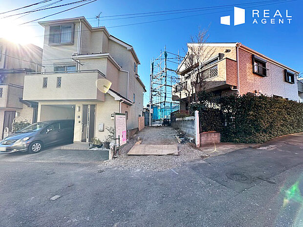 【現地前面道路】不動産をご購入する上で道路付けはとても重要です。
方位も大切ですが、建築基準法上のどの様な道路なのか、
しっかりとご説明をさせて頂きます。