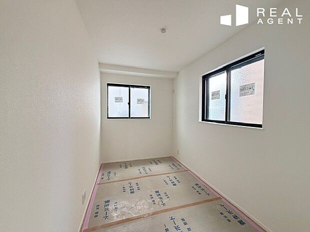 【洋室】シンプルな空間こそ、真っ白なキャンパスです。お好きな家具を配置して、彩を加えて下さい。もちろん十分な収納もご用意させて頂いております。