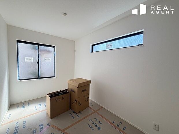 【洋室】各居室収納付きで整理整頓がしっかりできる使い勝手の良い洋室。ワークスペース、自習スペース、子供部屋など様々な用途でご使用いただけます。