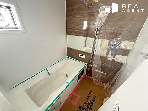 【バスルーム】一日の疲れた体を癒す極上の空間です。足をのばしてゆったりできるゆとりの浴槽。床・壁も心落ち着くカラーを選定しております。