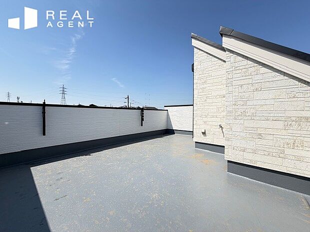 【ルーフバルコニー】憧れのルーフバルコニーで夏にはお子様やワンちゃんとミニプールも、ご友人を招いてBBQも。夢が広がります。