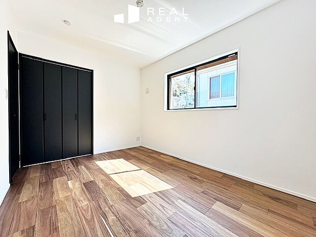 【B号棟洋室】ライフスタイルに合わせてお部屋のレイアウトを変更しやすいシンプルな内装。様々なテイストの家具とマッチします。