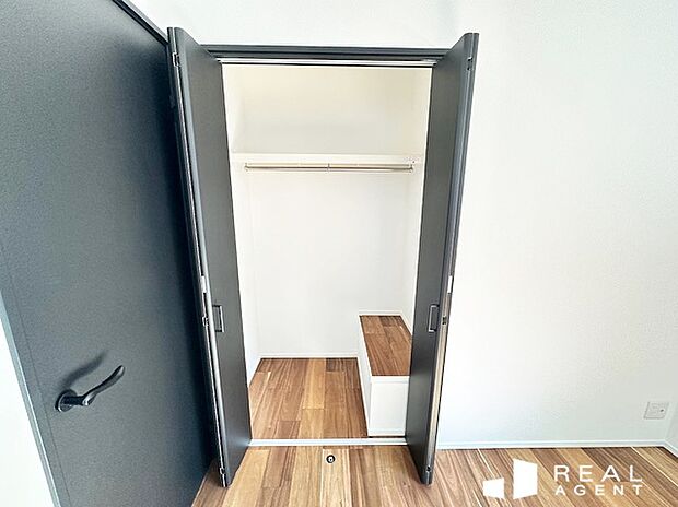 【B号棟収納】豊富な収納によって生活動線がスムーズに。片付いた空間で憩いの空間も広がり暮らしの質を高めます。