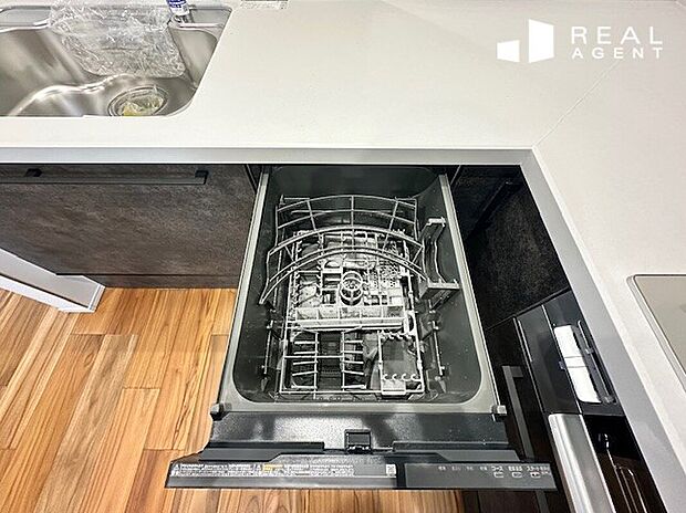 【C号棟キッチン食洗器】キッチンには深入りタイプ・大容量の食器洗浄乾燥機が付属。手荒れ防止に、光熱費の節約に。面倒なお皿洗いはお任せください。