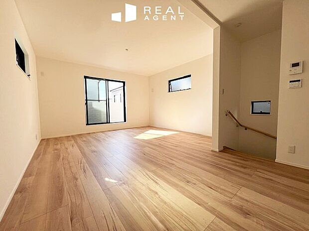 【A号棟リビング】家族と過ごすひと時を溢れる光が優しく包み込むリビングダイニング。家族との時間、自分の時間を大切にできる空間がここにあります。