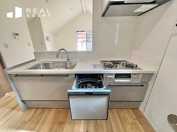 【A号棟キッチン】リビングを見渡せる対面式のキッチンでご家族とのコミュニケーションが捗るご家族思いな設計。