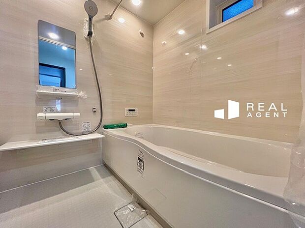 【A号棟バスルーム】一日の疲れた体を癒す極上の空間です。足をのばしてゆったりできるゆとりの浴槽。床・壁も心落ち着くカラーを選定しております。