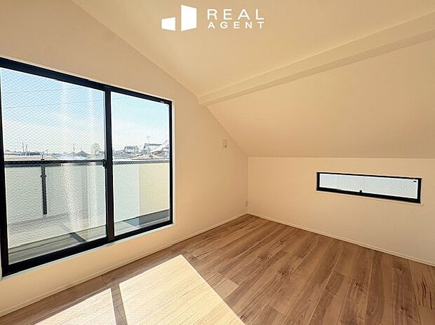 【B号棟洋室】各居室収納付きで整理整頓がしっかりできる使い勝手の良い洋室。ワークスペース、自習スペース、子供部屋など様々な用途でご使用いただけます。