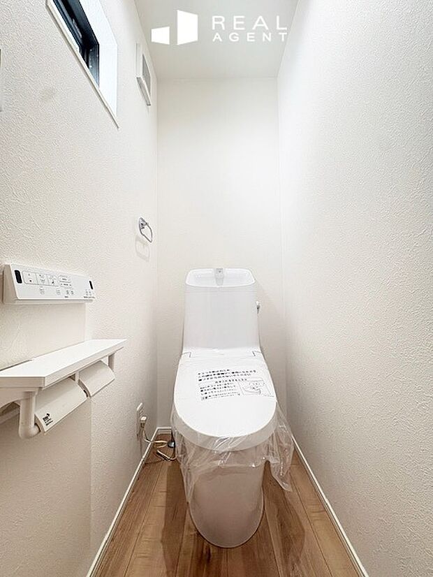 【B号棟トイレ】お掃除ラクラク、フチレス構造の高機能トイレ。少ない水でしっかり汚れを洗い流すパワーストリーム洗浄！汚物汚れ・キズ汚れにも強いハイパーキラミック素材を採用。