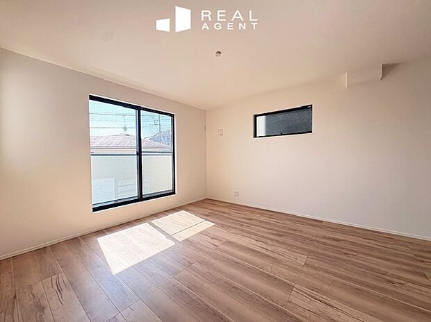 【B号棟リビング】ご家族みんなが集まっても圧迫感の無いゆとりのリビングは、自然と会話が生まれるご家族思いの広さと形状です。