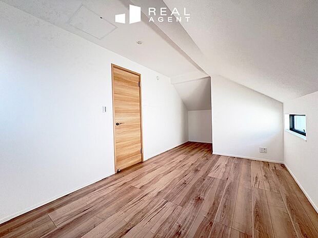 【B号棟洋室】各居室収納付きで整理整頓がしっかりできる使い勝手の良い洋室。ワークスペース、自習スペース、子供部屋など様々な用途でご使用いただけます。