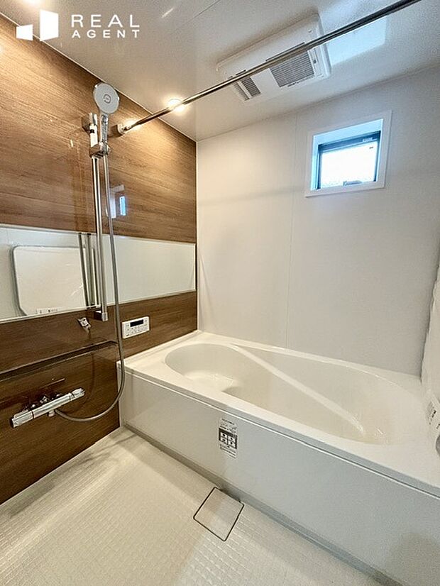 【C号棟バスルーム】水はけが良くすべりにくい床、ダブルの保温構造でお湯を冷めにくくする浴槽を採用。お手入れ簡単で、無駄な電力を使用せずに快適なバスタイムを過ごせます。
