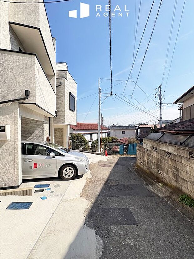 【現地前面道路】不動産をご購入する上で道路付けはとても重要です。
方位も大切ですが、建築基準法上のどの様な道路なのか、
しっかりとご説明をさせて頂きます。