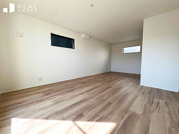 【B号棟リビング】ご家族みんなが集まっても圧迫感の無いゆとりのリビングは、自然と会話が生まれるご家族思いの広さと形状です。