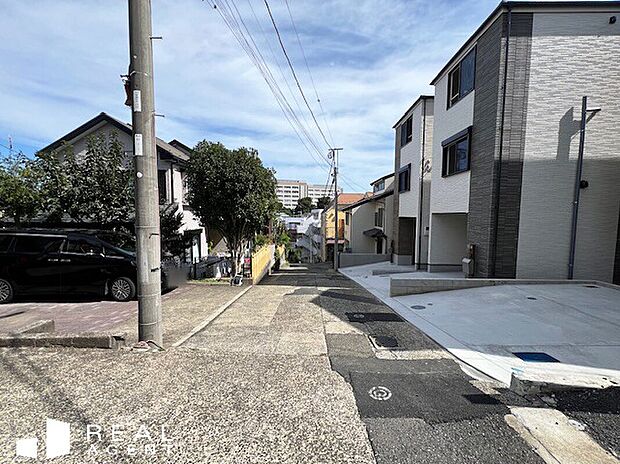【現地前面道路】敷地条件を活かした、住む人の暮らしを考えたプラン。当日のご連絡でもショールームがご見学頂けますので、お気軽にお問い合わせください。