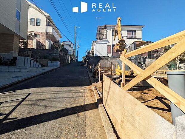 【現地前面道路】不動産をご購入する上で道路付けはとても重要です。
方位も大切ですが、建築基準法上のどの様な道路なのか、
しっかりとご説明をさせて頂きます。