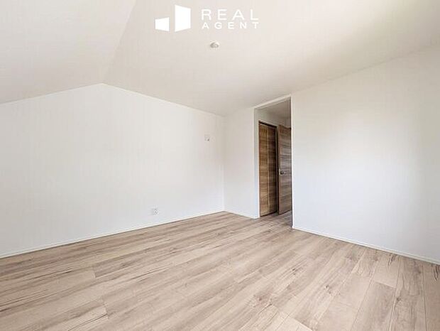 【A号棟洋室】ライフスタイルに合わせてお部屋のレイアウトを変更しやすいシンプルな内装。様々なテイストの家具とマッチします。