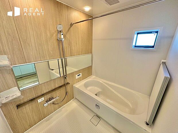 【浴室】シンプルなカラーを採用。落ち着いたバスタイムをお過ごしください。