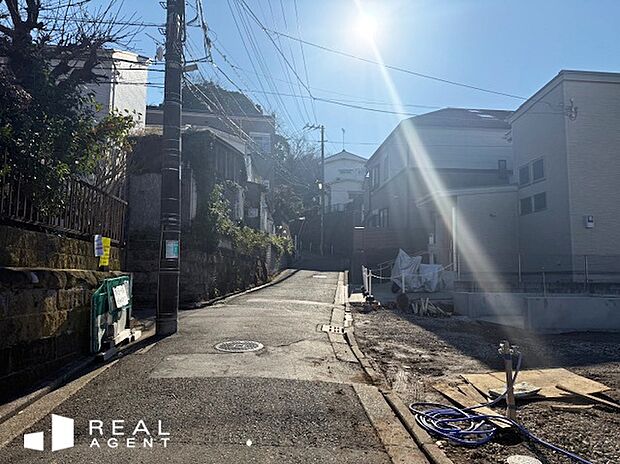 【現地前面道路】お車でのアプローチもご案内させて頂きます。お車と徒歩のアプローチをご一緒しますので、なんなりとご質問下さい。