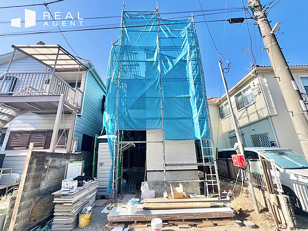 【現地撮影】東側が道路、西側はひな壇で木々の緑。磯子六丁目、風致地区地区内につき住環境良好です。