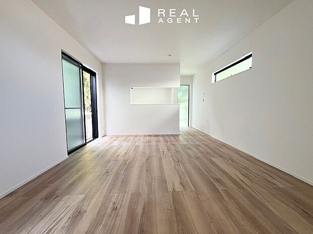 【リビング】シンプルな内装のため、家具選びや配置決め、模様替えをお楽しみいただけます。