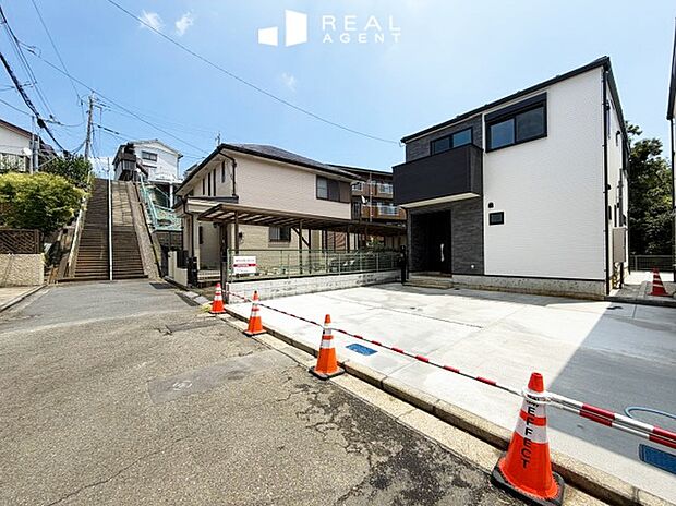 【現地前面道路】末永く、豊かな暮らしを。ゆとりの2階建が誕生します。実際の設備・仕様はショールームや、完成済みの物件をご覧頂き、具体的にイメージができるようにご案内させて頂きます。
