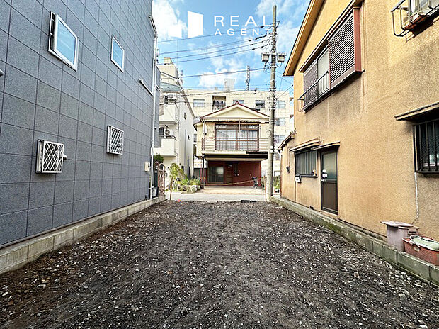 【現地撮影】多様なライフスタイルに合い、お家時間をお楽しみいただけます。愛車をしっかりと守れるビルトインガレージも♪