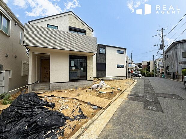 【現地前面道路】居心地の良いお家で新しいライフスタイルを快適にお過ごしいただけるよう、しっかりとサポートさせて頂きます。