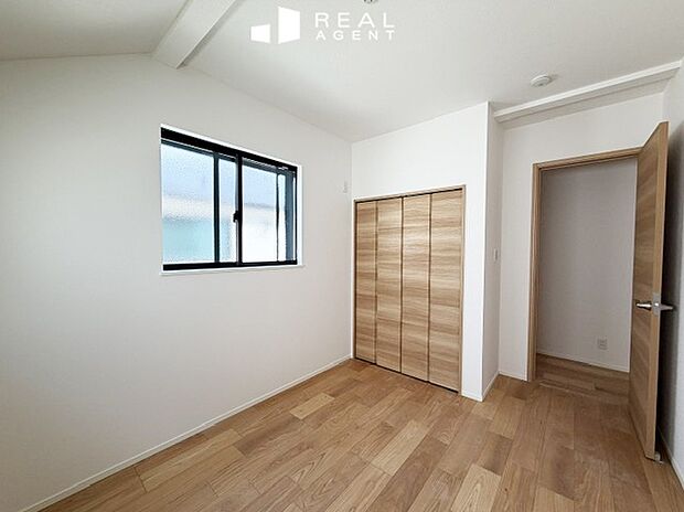 【A号棟洋室】自然な明るさで穏やかな空間に、ゆったりとした広さで安らかな時間を誘うくつろぎの間に♪