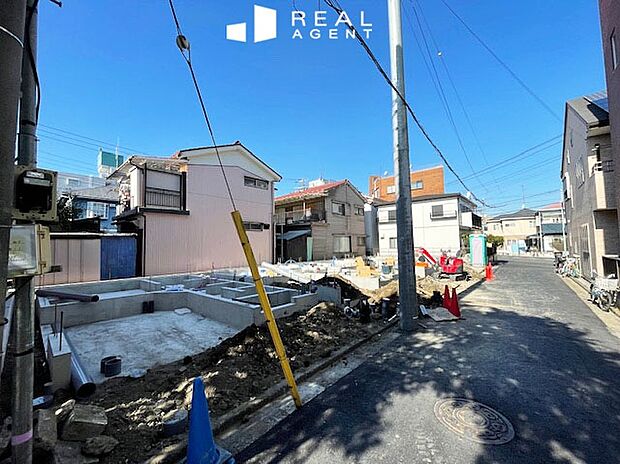 【現地前面道路】お車でのアプローチもご案内させて頂きます。お車と徒歩のアプローチをご一緒しますので、なんなりとご質問下さい。